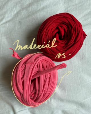 Vlastně na prvním obrázku by měly být trička, vždycky je ale zapomenu vyfotit🎀🤭 #hackovanakabelka #crochetbag #upcyklace...